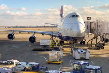 ब्रिटिश एयरवेज़ का विमान 747 एक अन्तरराष्ट्रीय हवाई अड्डे पर उड़ान भरने की तैयारी करते हुए.