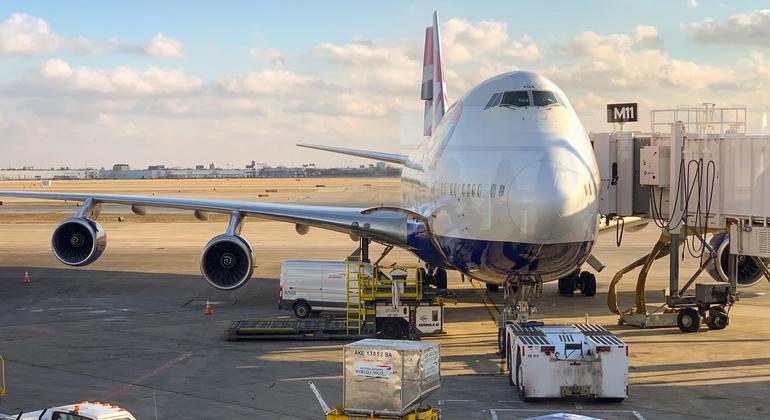 Un avión 747 de British Airways se prepara antes de despegar en la terminal del aeropuerto internacional O'hare de Londres (Reino Unido).