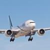 Se muestra un avión blanco de Pakistan International Airlines (PIA) en la aproximación final para aterrizar contra un cielo azul despejado, con el tren de aterrizaje desplegado.