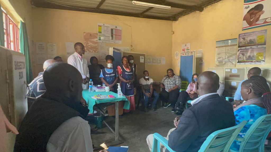 Los proveedores de salud, los líderes cívicos y religiosos locales y los trabajadores de la salud se reúnen en un puesto comunitario de Círculo de Esperanza de una habitación en Zambia.