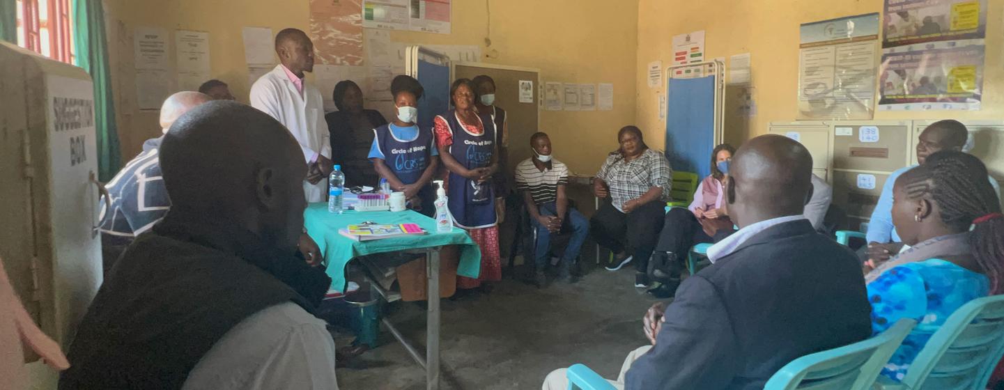 Les prestataires de soins de santé, les dirigeants civiques et religieux locaux et les agents de santé se réunissent dans un poste communautaire d'une pièce du Cercle de l'espoir en Zambie.