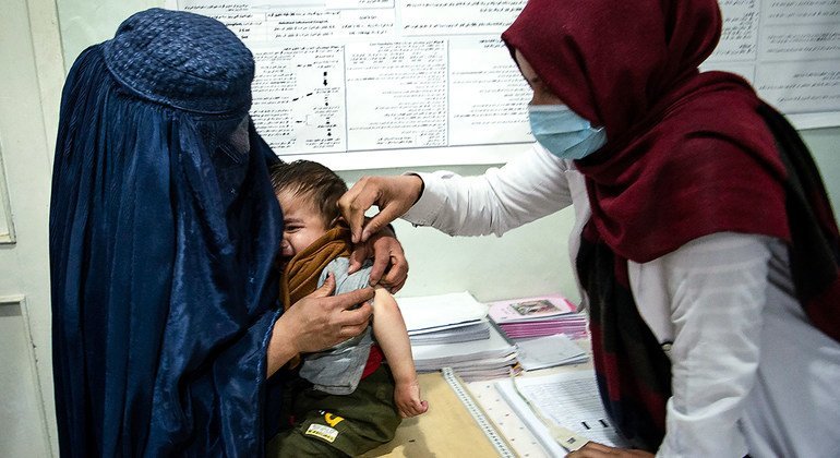 عاملة في المجال الصحي تقدم الرعاية لطفل في مقاطعة بروان بأفغانستان، في تشرين الثاني/نوفمبر 2020.