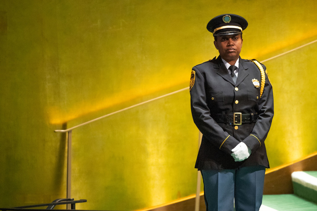 Un garde de sécurité de l'ONU se tient au pied de l'escalier du podium de l'AG.