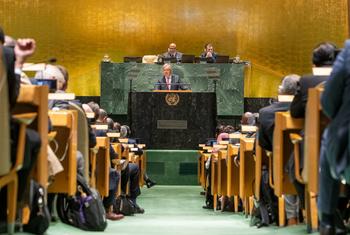 Le Secrétaire général de l'ONU, António Guterres (à la tribune), s'adresse à l'ouverture de la 78e session du débat annuel de l'Assemblée générale.