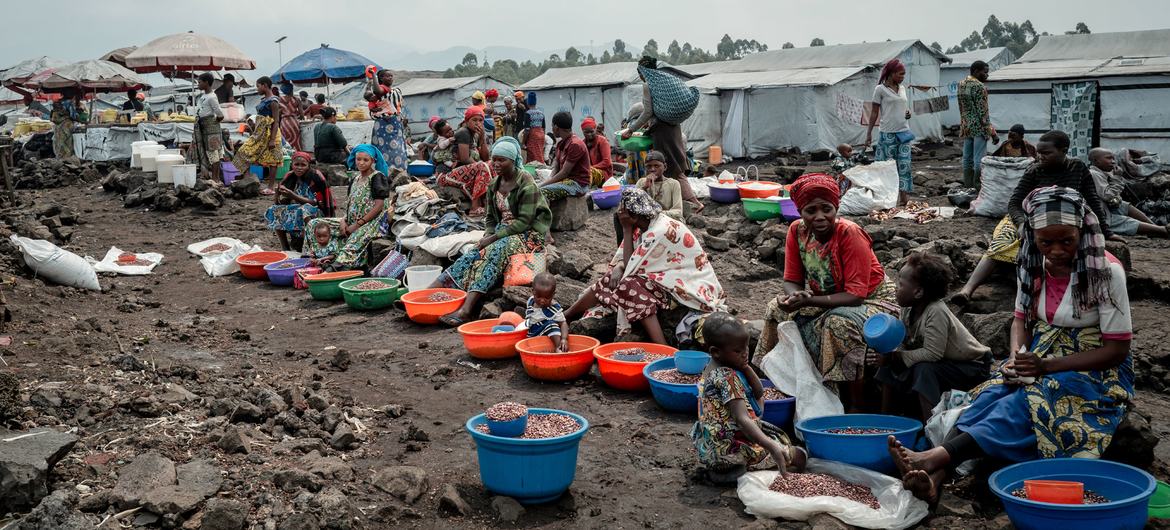 Des femmes vendent de la nourriture dans un camp de personnes déplacées au nord de Goma, dans l'est de la République démocratique du Congo (photo d'archives).