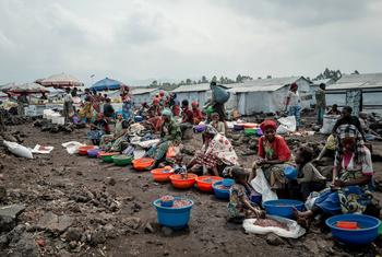 Des femmes vendent de la nourriture dans un camp de personnes déplacées au nord de Goma, dans l'est de la République démocratique du Congo (photo d'archives).