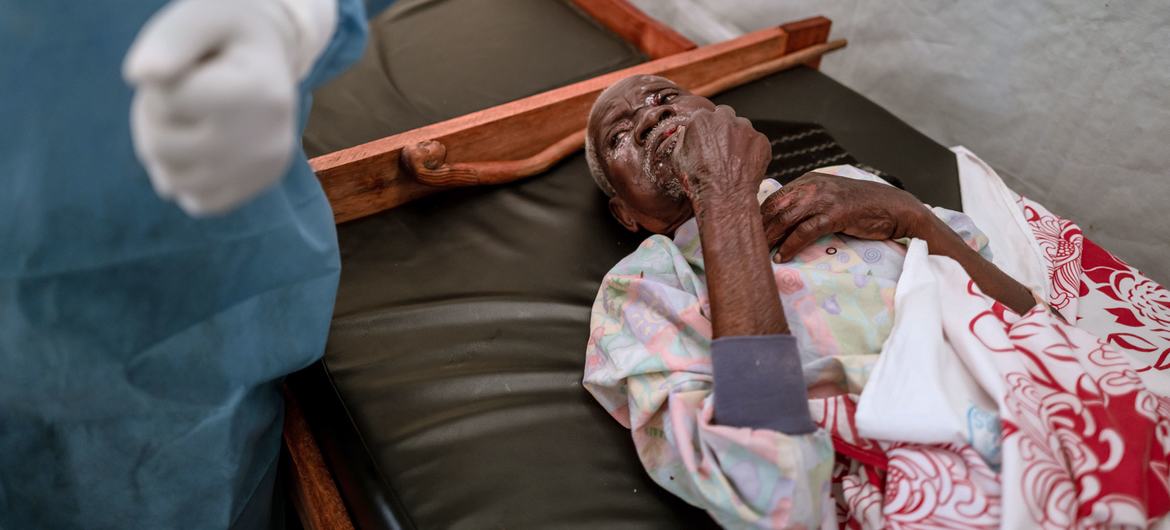 Un homme est traité pour le mpox au nord de Goma, dans l'est de la République démocratique du Congo.