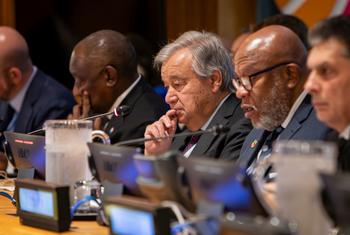 联合国秘书长古特雷斯（中）与联大第78届会议主席弗朗西斯（右二）参加发展筹资问题高级别对话。
