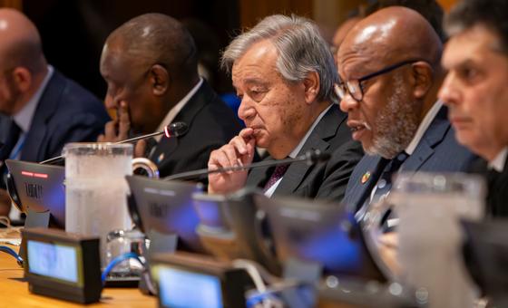 यूएन महासचिव एंतोनियो गुटेरेश (मध्य) और महासभा प्रमुख डेनिस फ़्रांसिस, टिकाऊ विकास के लिए वित्त पोषण पर सम्वाद में शिरकत कर रहे हैं. 