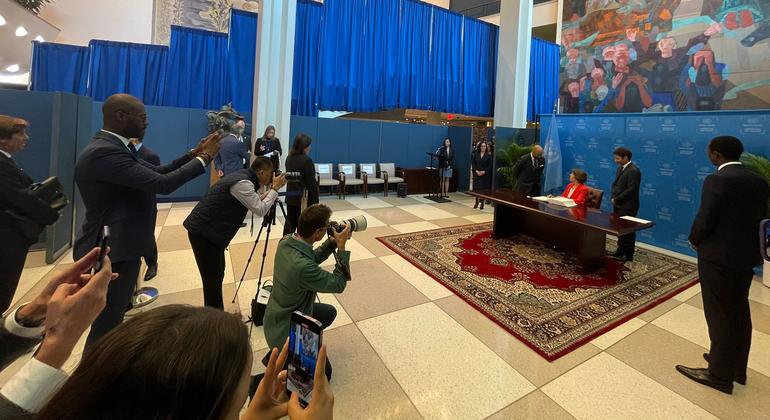 Catherine Colonna, ministre de l'Europe et des Affaires étrangères de la France, signe le traité BBNJ lors de la Cérémonie des traités de l'ONU le 20 septembre 2023.