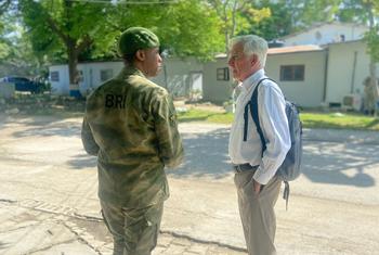 William O'Neill (à droite), l'expert des Nations Unies sur la situation des droits de l'homme en Haïti, s'entretient avec un policier haïtien à Port-au-Prince.