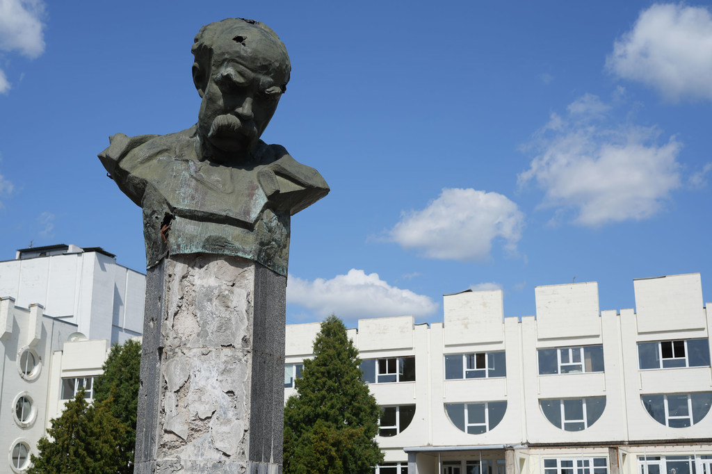 Un monument célébrant le grand poète ukrainien Taras Shevchenko a été endommagé lors du conflit.