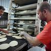 Pan preparado en una panadería de Deir Al Balah, Gaza.