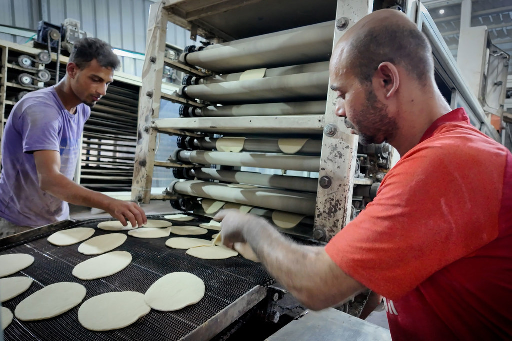 Pan preparado en una panadería de Deir Al Balah, Gaza.