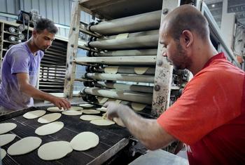Pan preparado en una panadería de Deir Al Balah, Gaza. Pan preparado en una panadería de Deir Al Balah, Gaza.