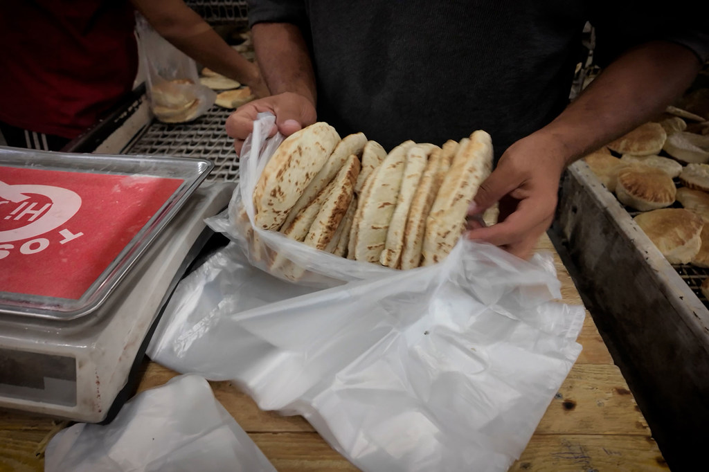 Du pain est distribué dans une boulangerie de Deir Al Balah, à Gaza.