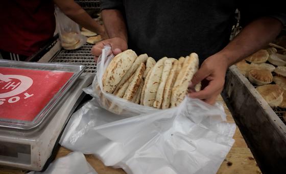 Du pain est distribué dans une boulangerie de Deir Al Balah, à Gaza.