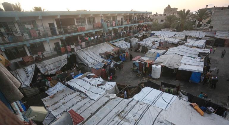 Las familias palestinas desplazadas siguen refugiándose en las escuelas de la UNRWA en Gaza.