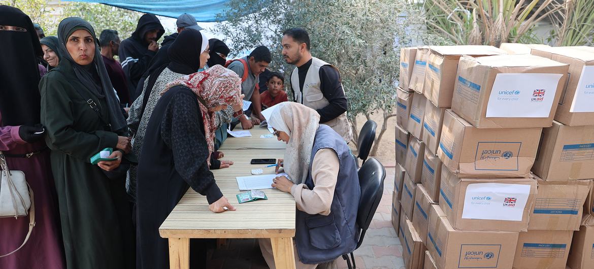 Women in Gaza receive aid from international organizations including the UN. Women in Gaza receive aid from international organizations including the UN.