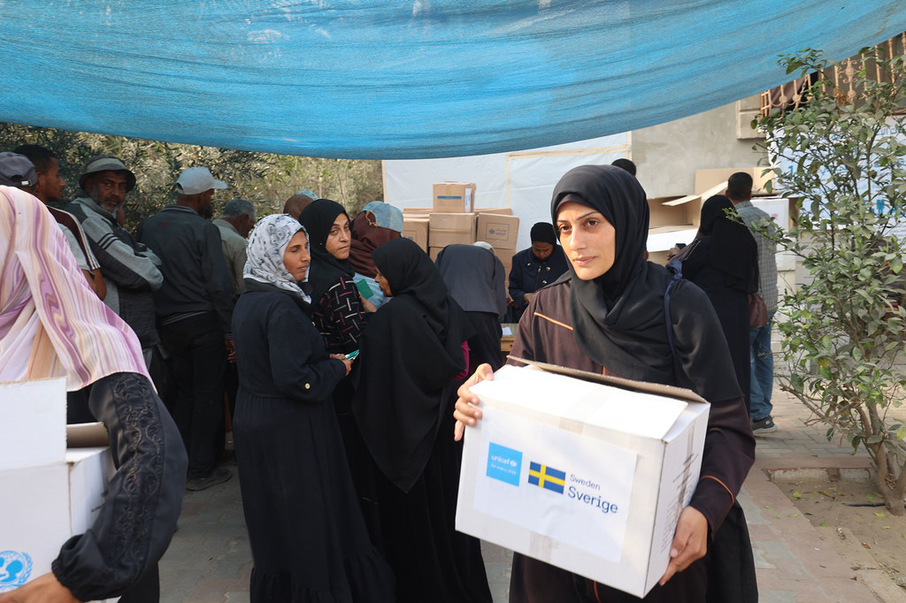 联合国儿童基金会向加沙地带各地儿童分发冬衣物资包,当前冬季风暴正加剧家庭的困境。