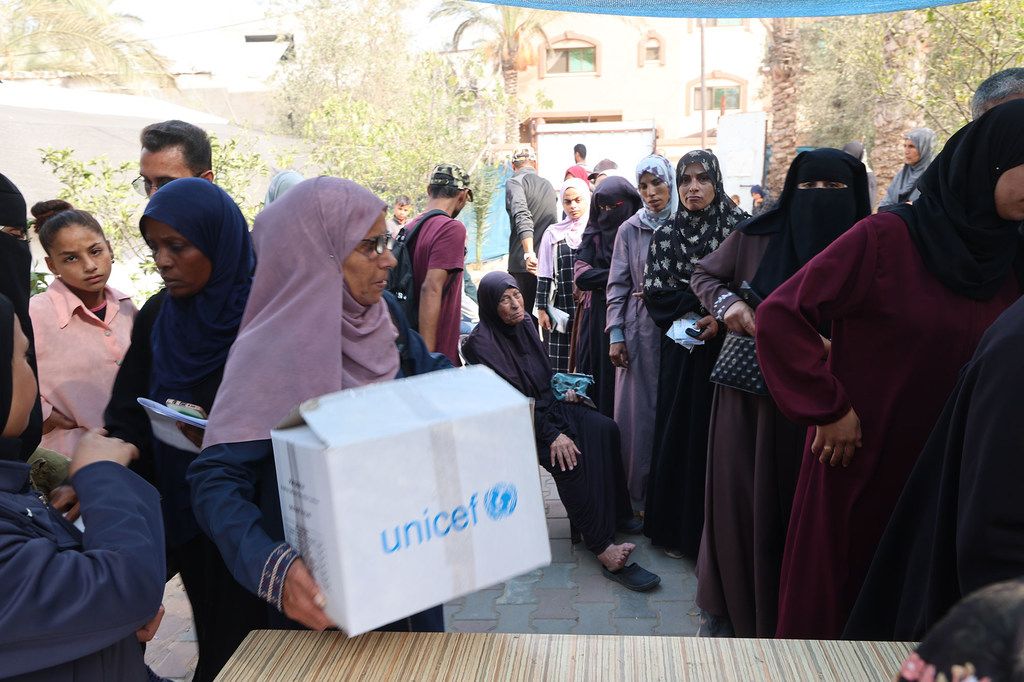 加沙民众正在领取过冬衣物。