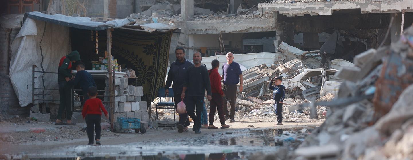Les habitants d'un quartier détruit de Gaza-ville.