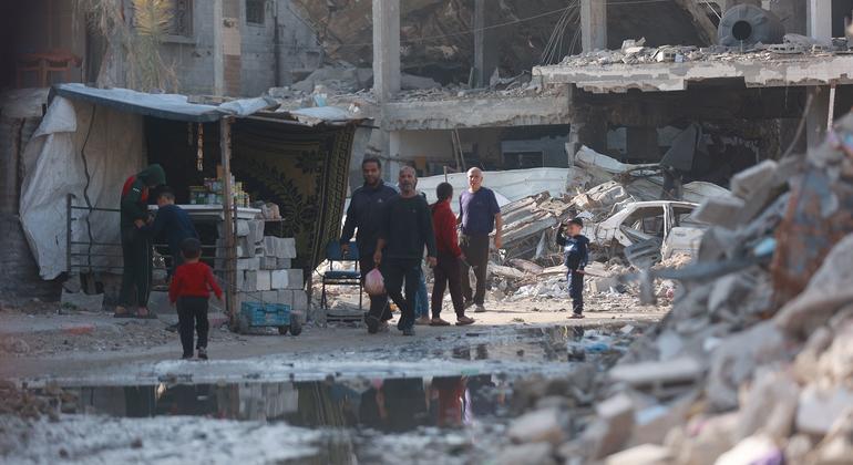 Les habitants d'un quartier détruit de Gaza-ville.