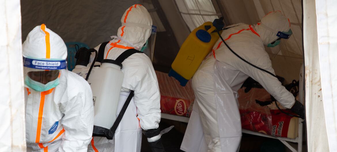 Personal de higiene apoyado por UNICEF, equipado con indumentaria protectora, desinfecta una tienda de campaña médica en el hospital Centre Médical Evangélique de Bunia, República Democrática del Congo, durante el brote de ébola de 2026.