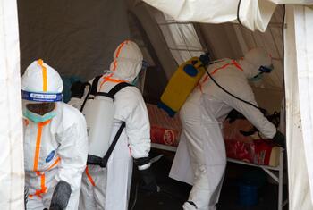 Des hygiénistes soutenus par l'UNICEF, vêtus d'équipements de protection, désinfectent une tente médicale à l'hôpital du Centre Médical Évangélique de Bunia, en RDC, lors de l'épidémie d'Ebola de 2026.