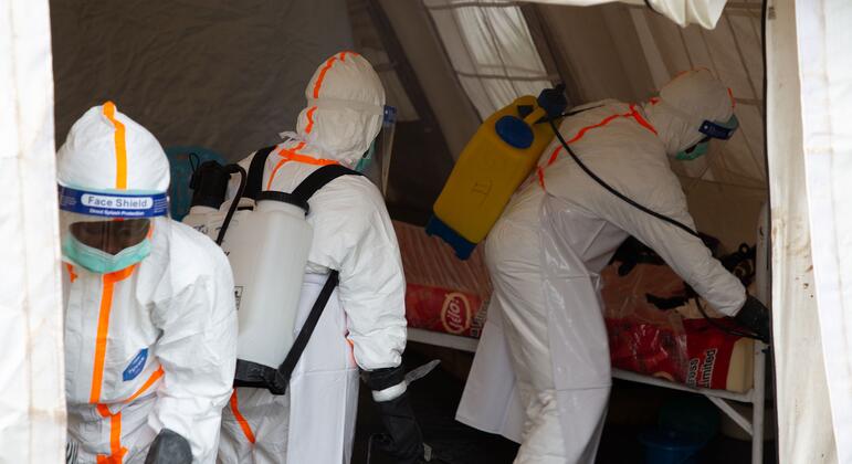 Personal de higiene apoyado por UNICEF, equipado con indumentaria protectora, desinfecta una tienda de campaña médica en el hospital Centre Médical Evangélique de Bunia, República Democrática del Congo, durante el brote de ébola de 2026.