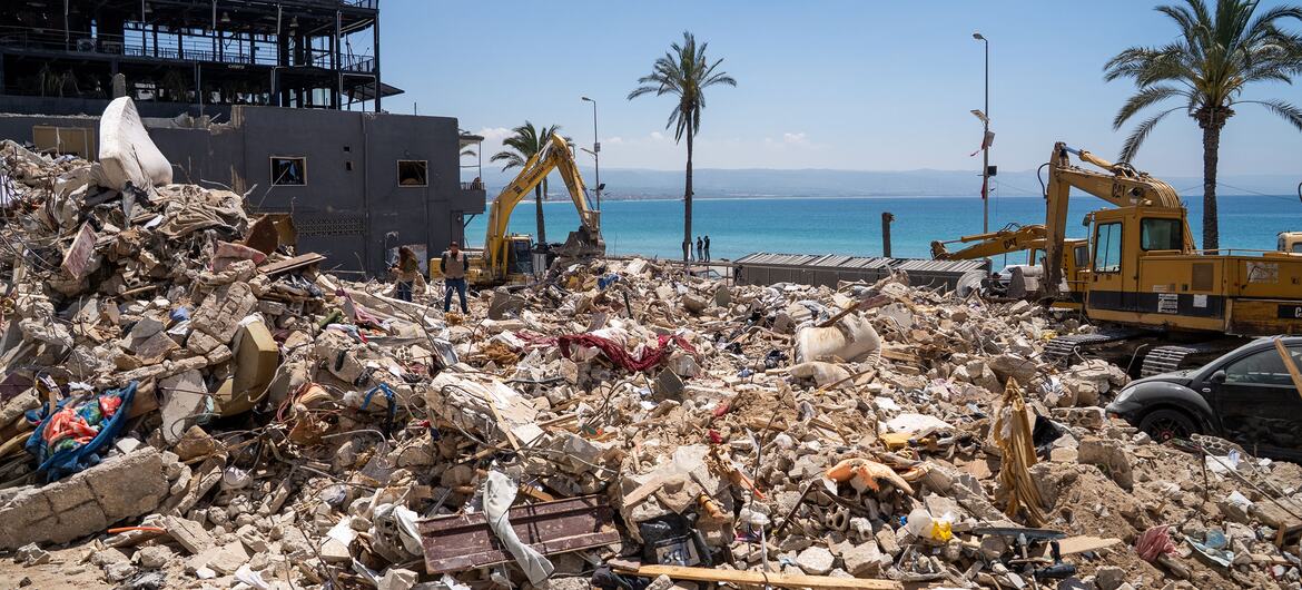Excavadoras y un montón de escombros cerca del mar Mediterráneo en Tiro, Líbano, tras los ataques aéreos israelíes.