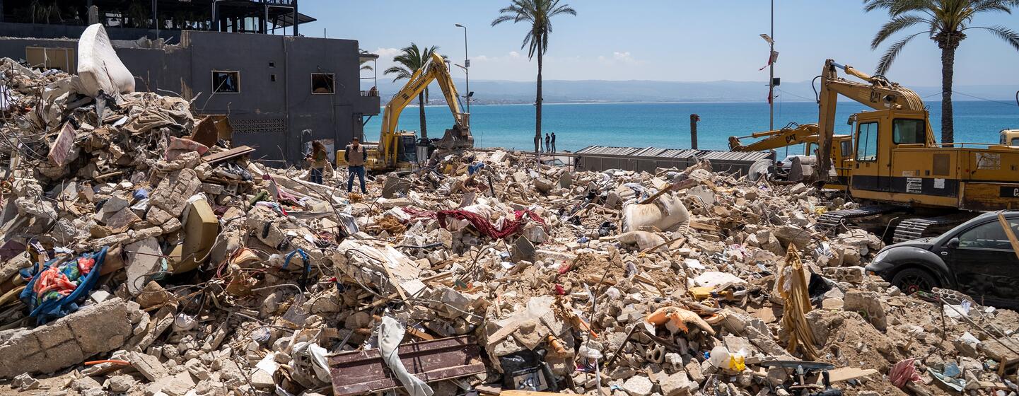 Des excavatrices et un tas de gravats près de la mer Méditerranée à Tyr, au Liban, suite aux frappes aériennes israéliennes.