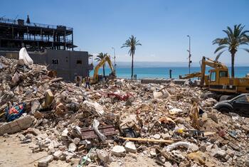 Des excavatrices et un tas de gravats près de la mer Méditerranée à Tyr, au Liban, suite aux frappes aériennes israéliennes.
