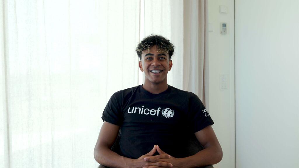 Lamine Yamal, Embajador de Buena Voluntad de UNICEF, sonríe mientras viste una camiseta negra de UNICEF .