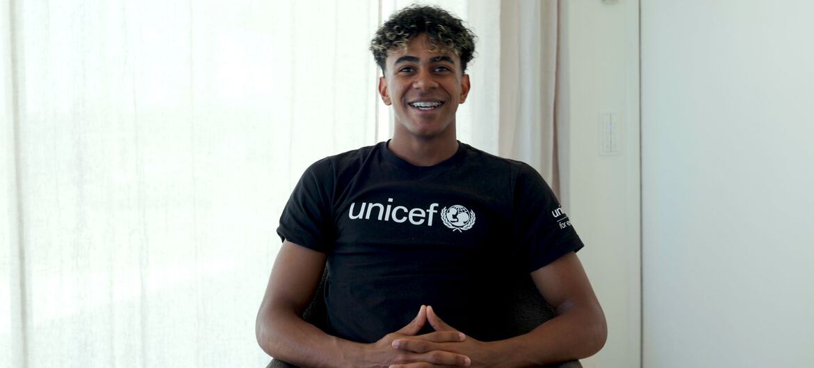 UNICEF خیر سگالی سفیر لامین یامل UNICEF سیاہ ٹی شرٹ پہنے مسکرا رہی ہیں۔