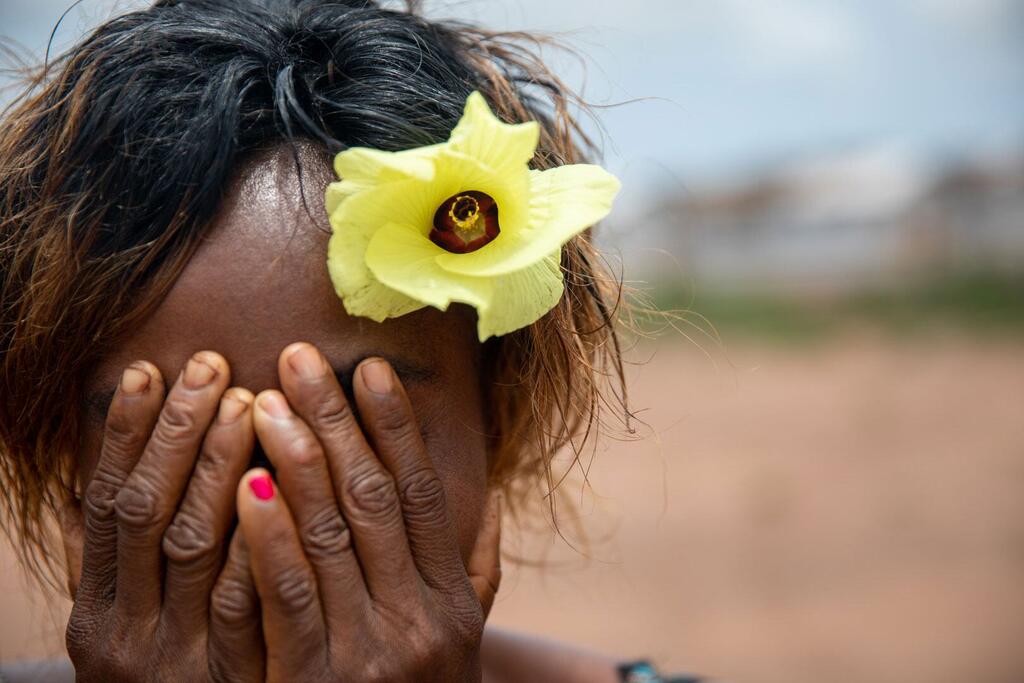 Une survivante de violences sexuelles se couvre le visage, dans un site pour personnes déplacées en République démocratique du Congo (RDC).