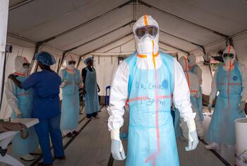 Wafanyakazi wa afya wakiwa wamevaa vifaa kamili vya kujikinga (PPE) wamesimama ndani ya hema la matibabu wakati wa kukabiliana na mlipuko wa Ebola nchini Uganda.