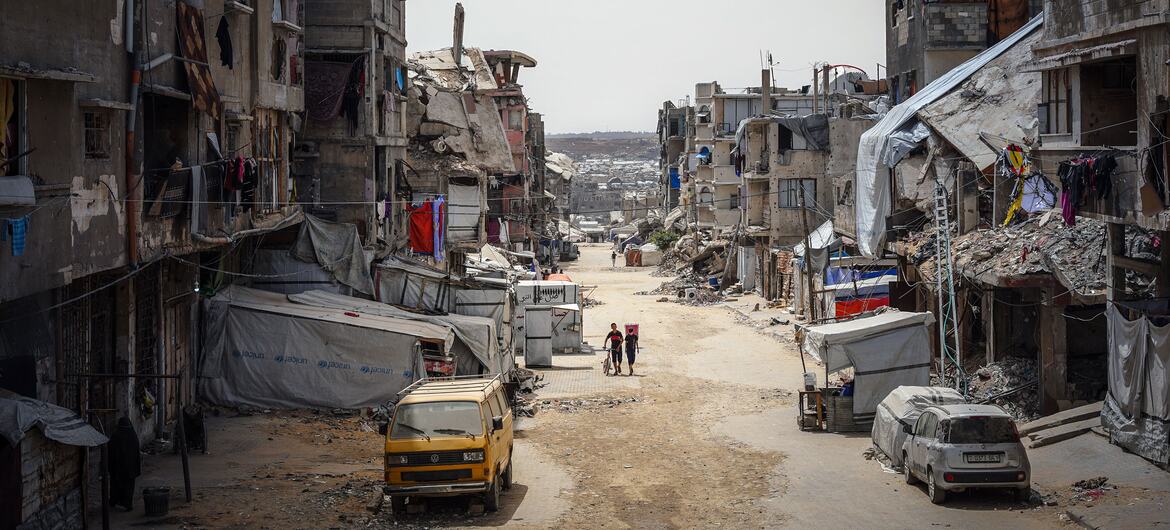 En Sheikh Radwan, ciudad de Gaza, se pueden ver edificios dañados a lo largo de una calle, con escombros y restos esparcidos por toda la zona.
