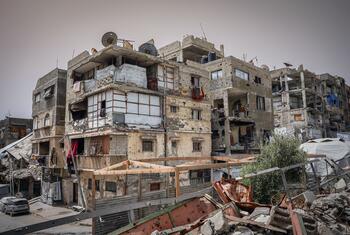 Bâtiments endommagés à Sheikh Radwan, dans la ville de Gaza, montrant des destructions et des impacts de balles sur les façades.