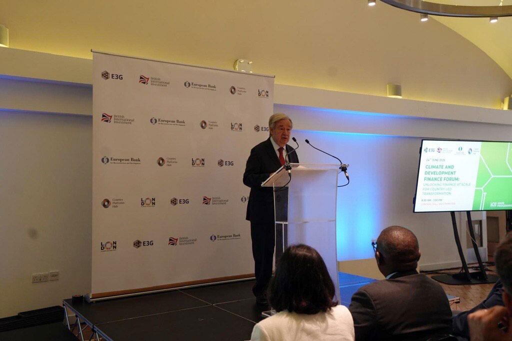 Le secrétaire général de ONU, António Guterres, prend la parole à la tribune lors du Forum sur le financement du climat et du développement à Londres.