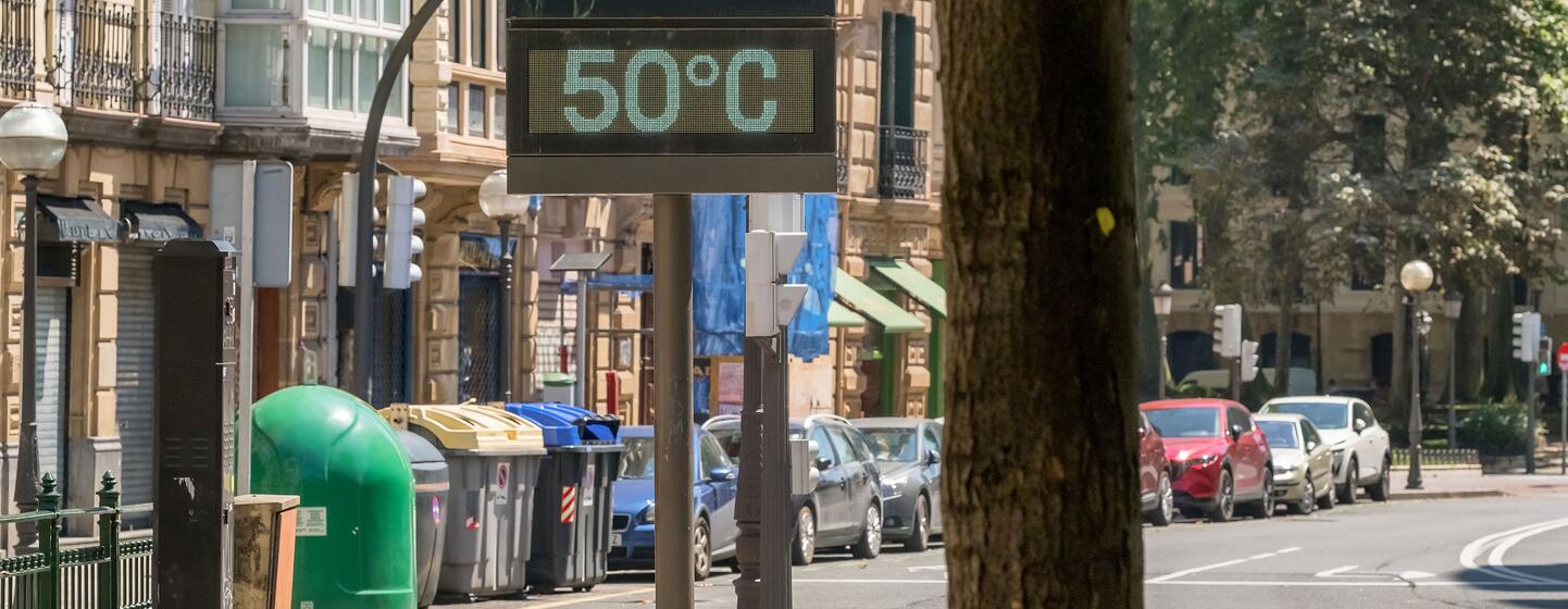 À Bilbao, en Espagne, un thermomètre numérique de rue affiche 50°C en pleine vague de chaleur estivale.
