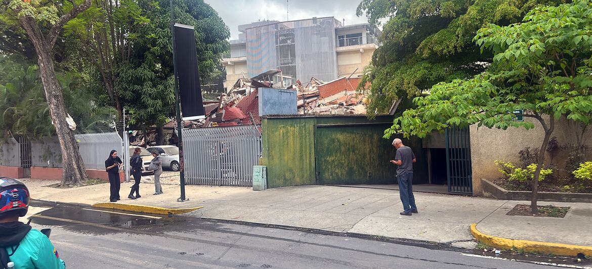 Um prédio desabado com escombros e destroços em uma rua da cidade na Venezuela.