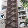 Edificio de apartamentos dañado en Chacao, Caracas, Venezuela, que muestra el colapso estructural y los escombros provocados por el terremoto.