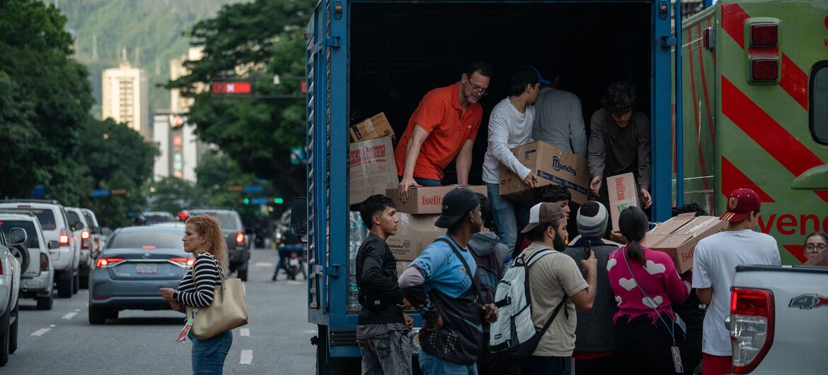 WFP and Civil Protection teams distribute aid boxes from a truck on a street in Caracas, Venezuela, following the June 24, 2026 earthquakes.