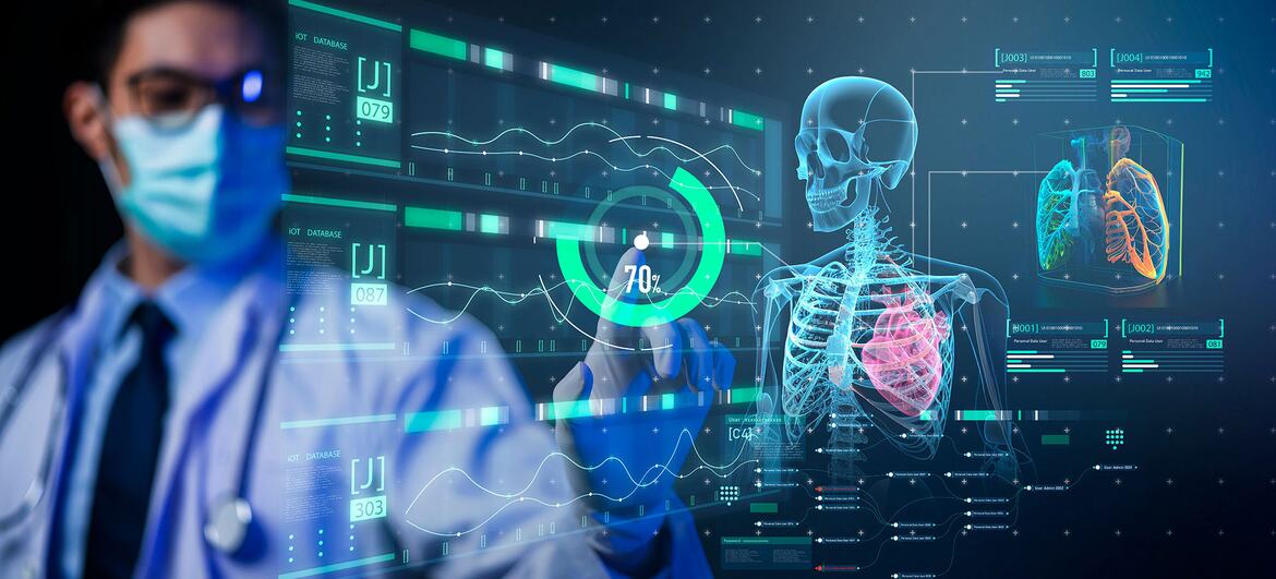 Un médecin en blouse blanche et masque interagit avec une interface holographique futuriste affichant un squelette humain et des organes internes.