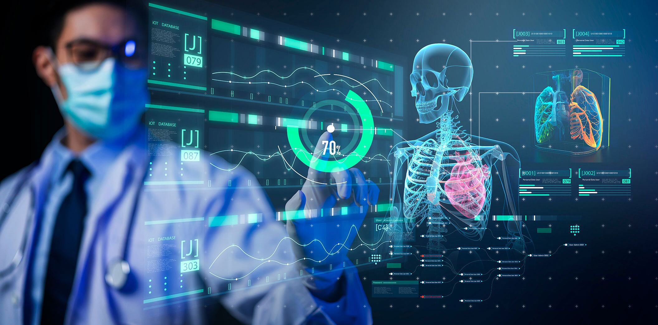 طبيب يرتدي معطف المختبر وقناع الوجه يتفاعل مع واجهة ثلاثية الأبعاد مستقبلية تعرض هيكلاً عظمياً بشرياً وأعضاء داخلية.