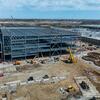 Vue aérienne d'un centre de données Microsoft en construction à Mount Pleasant, dans le Wisconsin, montrant une structure en acier et des engins lourds sur le site.