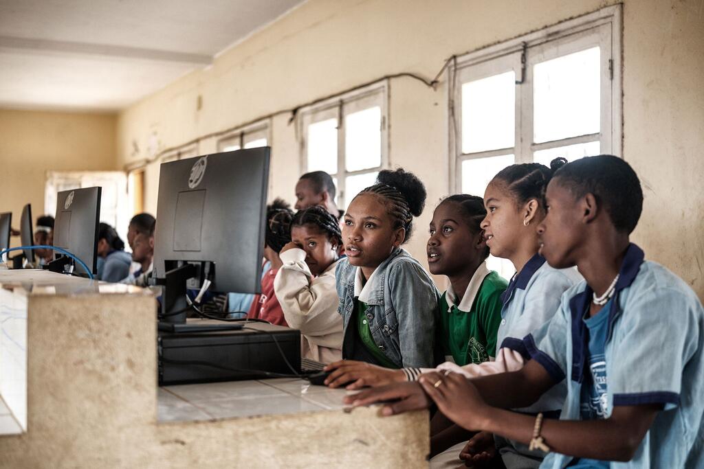 Des élèves d'une école de Taolagnaró, à Madagascar, observent un ordinateur dans un nouveau laboratoire informatique.