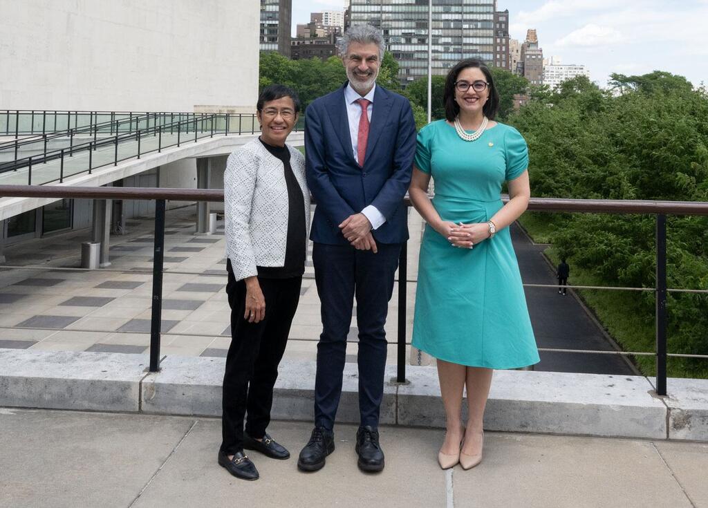 Maria Ressa, Yoshua Bengio et Egriselda López posent pour un portrait de groupe officiel sur une terrasse extérieure à New York.
