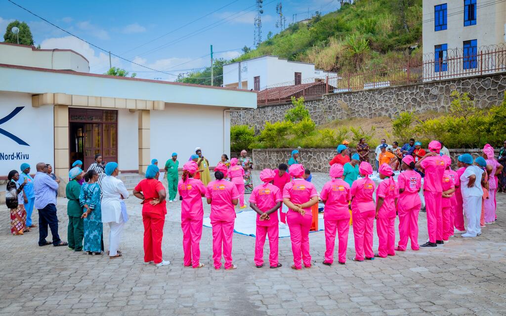 Des professionnels de santé en blouse rose participent à une session de formation sur la sécurité des services de santé reproductive lors d'une épidémie d'Ebola au Nord-Kivu, en République démocratique du Congo.